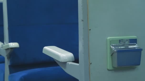 Close-up shot van blauwe stoelen met witte armleuningen in een treinwagon. — Stockvideo