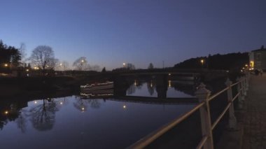 Finlandiya 'da Porvoo nehrinin ve yanındaki caddenin Idyllic çekimi.