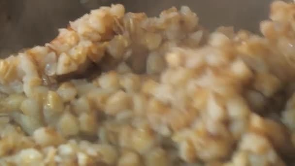 Mencampurkan bubur buckwheat dengan mash food.close-up.4K UHD — Stok Video