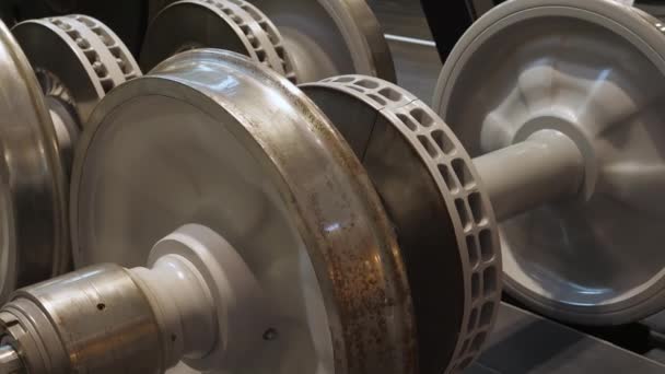 名古屋の鉄道博物館に展示されている電車の車輪. — ストック動画