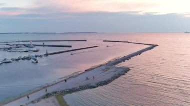 Tallinn Estonya 'daki Pirita marinasının güzel insansız hava aracı çekimi.
