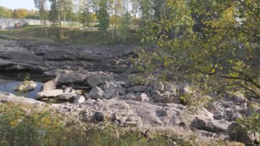 Saimaa Gölü 'ndeki Imatrankoski barajına bakan nehirdeki büyük kayalar. Resim.