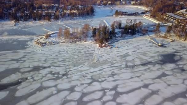 Αεροφωτογραφία της παγωμένης θάλασσας στο λιμάνι γιοτ στο Ελσίνκι — Αρχείο Βίντεο