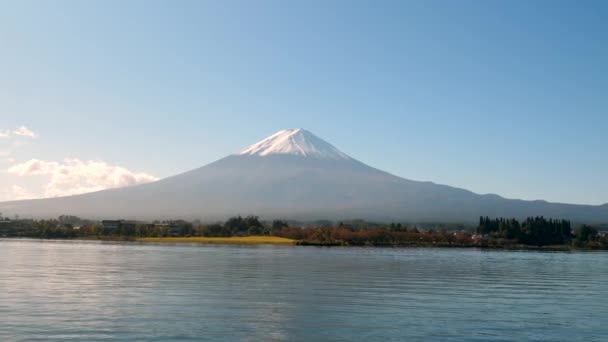 Cruisen op Lake Kawaguchi in de buurt van Mt. Fuji in Japan — Stockvideo