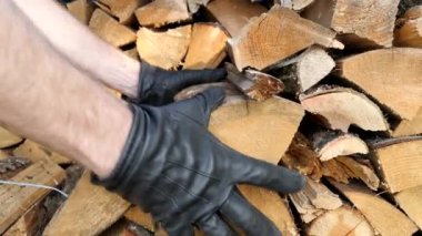 İki elimle odun topluyorum. 