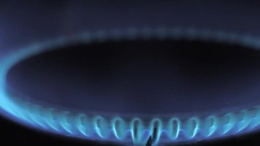 Mutfaktaki gaz sobasının mavi alevi. Artan enerji fiyatları. Yakın plan..