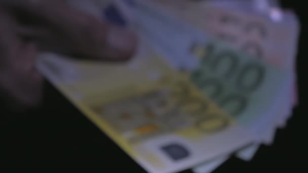 Los diferentes valores de los billetes en euros en hand.close-up.4K UHD — Vídeos de Stock