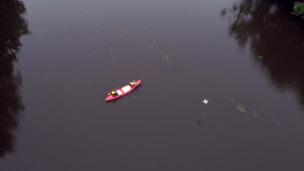 Les hommes à l'intérieur du canot dans la rivière en Estonie — Video