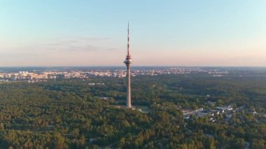 Tallinn Estonya 'daki televizyon kulesinin insansız hava aracı görüntüleri..