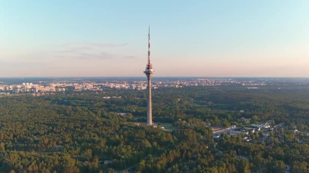 Incredibile drone della torre della tv a Tallinn Estonia. — Video Stock