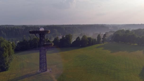 Amazing aerial shot of the Pesapuu lookout tower in Estonia. — Stock Video