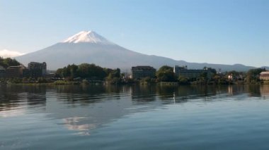 Japonya 'da Kawaguchi Gölü kıyısındaki evler ve binalar.
