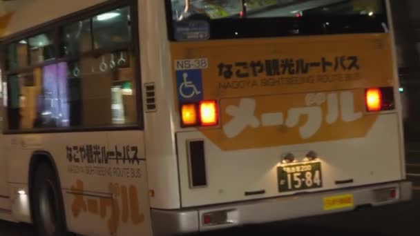 Autobus zastavuje na zastávce v Nagoya Japan. — Stock video