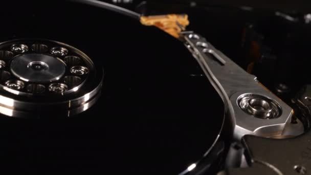 클로즈업은 하드 드라이브의 내부를 보여 주는 촬영. 기술. 선택적 초점. — 비디오