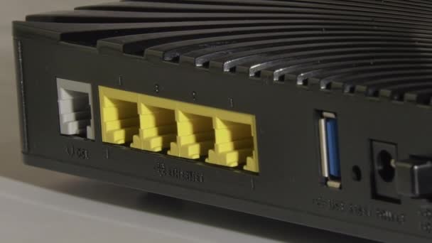 Primer plano de un router de internet negro. Enfoque selectivo. — Vídeo de stock