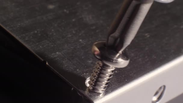 Closeup skjøt med å sette en skrue inn i en harddisk. Selektivt fokus. – stockvideo
