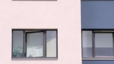 Bir apartman cephesi.