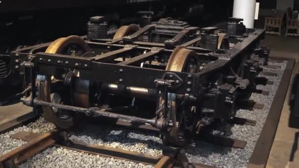 Колёса поезда экспонируются в железнодорожном музее в Нагое. — стоковое видео