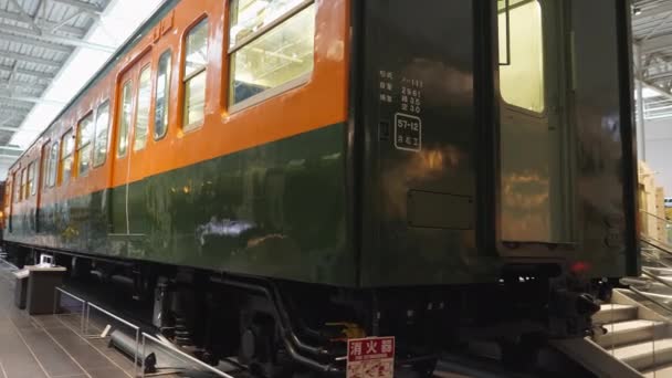 Παλιά βαγόνι τρένο εκτίθεται στο σιδηροδρομικό μουσείο στη Nagoya Ιαπωνίας. — Αρχείο Βίντεο