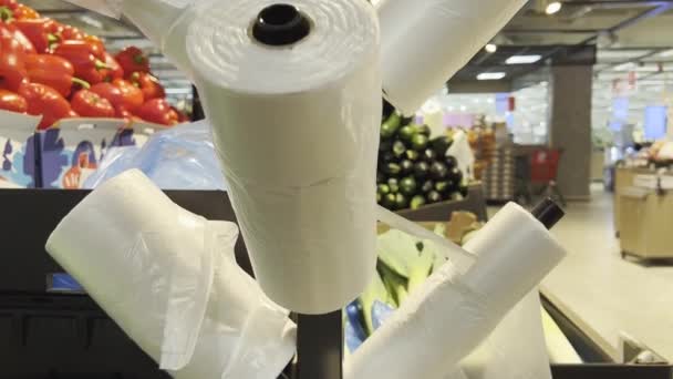 Szoros felvétel egy állványról ingyenes műanyag zacskó tekercsekkel a csomagoláshoz. — Stock videók