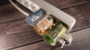 Bir elektrik çorabının içinde yakın plan para çekimi. Yüksek fiyatlar kavramı..