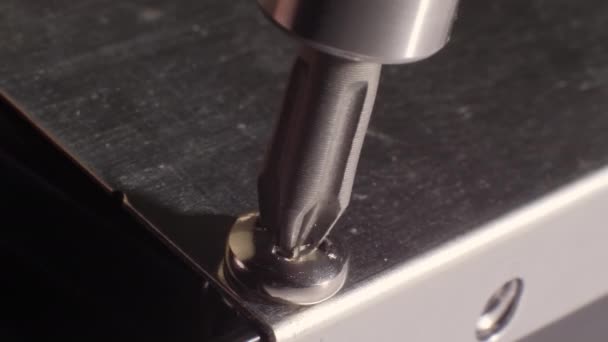 Closeup skjøt for å fjerne en skrue fra en harddisk. Selektivt fokus. – stockvideo
