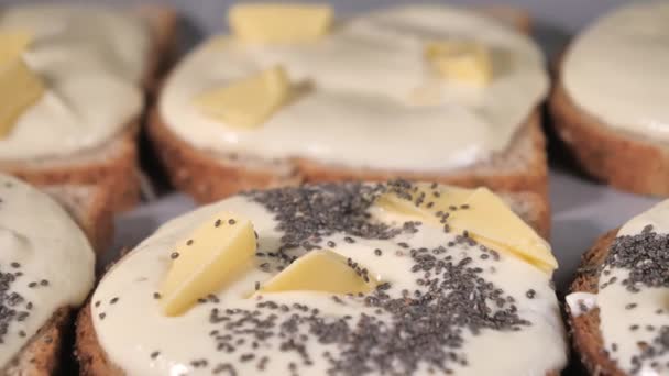 Olhar mais atento da manteiga com as sementes de chia. Close-up. 4K UHD — Vídeo de Stock
