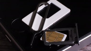 Bir telefonun sim kart yuvasının parçalarının yakın çekim görüntüsü. Modern teknoloji.