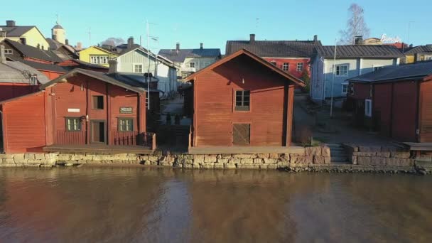Casas históricas locales de madera del norte a orillas del río en Porvoo Finlandia. — Vídeos de Stock