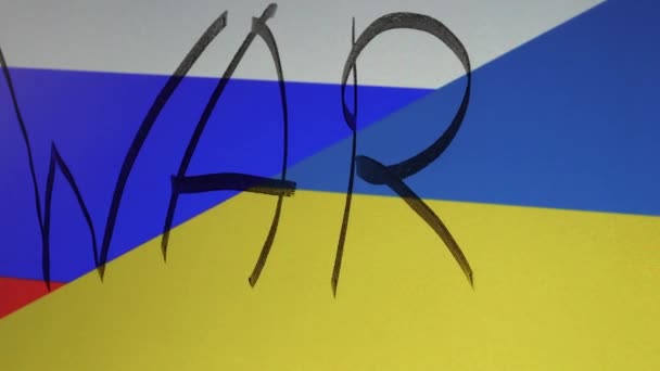 Nahaufnahme der ukrainischen und der russischen Flagge mit darauf geschriebenem Krieg. — Stockvideo