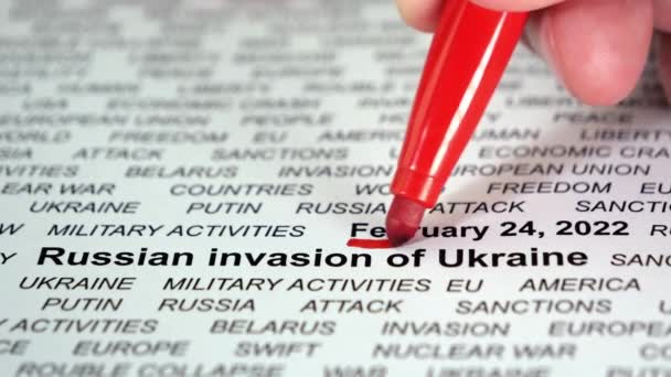 Alguém desenhando linhas vermelhas sob texto relacionado com a Ucrânia. Conceito de invasão russa. — Vídeo de Stock