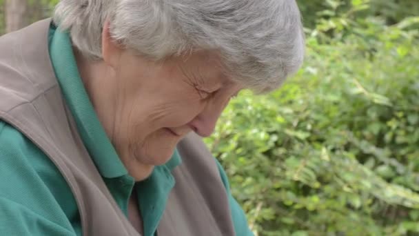 Zbliżenie zdjęcia starszej białej kobiety śmiejącej się. — Wideo stockowe