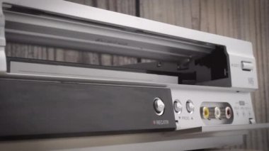 80 'lerin Vhs kasetini çıkaran bir kasetçaların yakın plan çekimi..