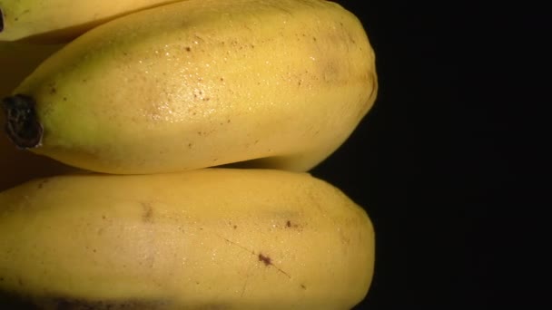 Closeup tiro de bananas suculentas em uma plataforma giratória na frente da câmera. — Vídeo de Stock