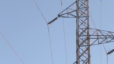 Kablolar ve yalıtımlı yüksek voltaj direği. Artan enerji fiyatları