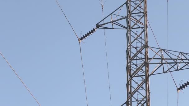 Vysokonapěťový stožár s kabely a izolátory. Rostoucí ceny energií — Stock video