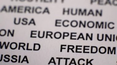 SAVAŞ UKRAINE 'ın yakın plan çekimi. Altında kırmızı bir çizgi olan beyaz kağıt üzerine yazılmış..