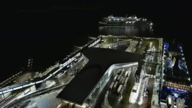 Helsinki Finlandiya 'nın batı limanına yaklaşan bir geminin hava görüntüsü.