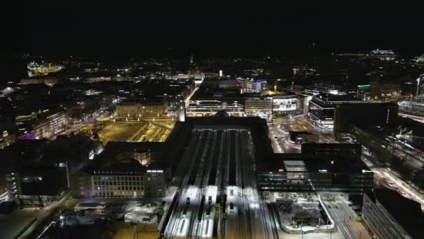 Zdjęcie drona stacji kolejowej w centrum Helsinek Finlandia. — Wideo stockowe