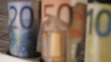 Avroya yakın çekim ve yüksek enerji fiyatları kavramını gösteren bir soket.