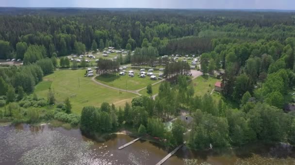 Ponto de vista drone impressionante de um parque de reboque ao lado de um lago. — Vídeo de Stock