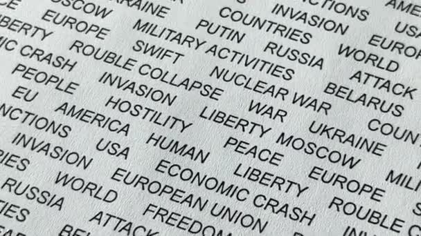 Close-up shot van RUSSIA ATTACK UKRAINE geschreven op papier met een rode lijn eronder. — Stockvideo