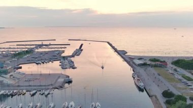 Tallinn Estonya 'daki yelkenliler için limanın inanılmaz görüntüsü..