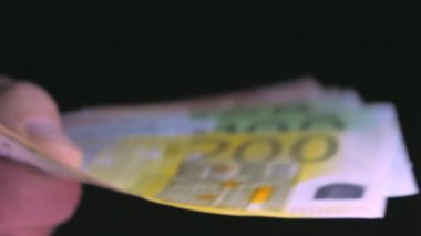 Euro parasının kağıt faturalarına daha yakından bak. 4K UHD yakın plan.