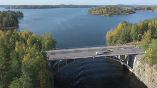 Das Schnellboot auf dem Wasser in Finnland mit einem Drohnenschuss. — Stockvideo