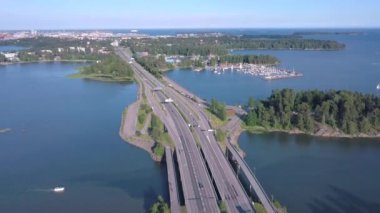 Helsinki 'de Finlandiya Körfezi' nden geçen arabalı köprü.