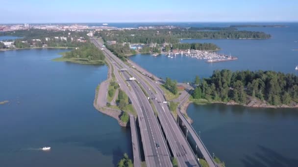 Most z samochodami przejeżdżającymi przez Zatokę Fińską w Helsinkach — Wideo stockowe