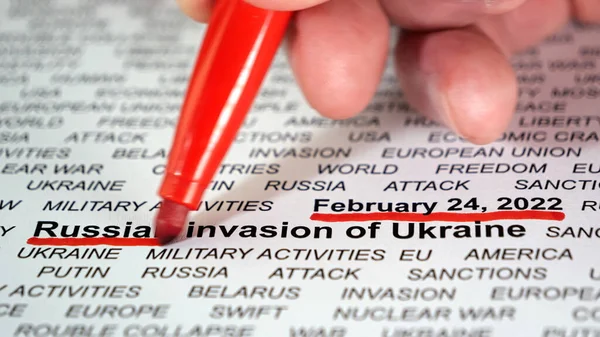 Birisi Ukrayna ile ilgili metin altında kırmızı çizgiler çiziyor. Rus istilası kavramı.