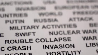 Beyaz kağıda yazılmış SANCTION 'ların yakın çekimleri, etrafında kırmızı bir daire var..