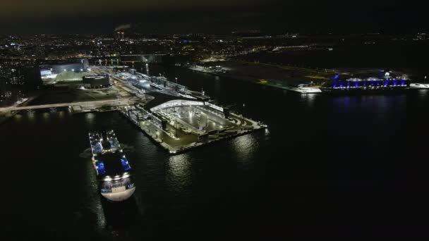 Aerial nakręcił pejzaż Helsinek oglądany z zachodniego portu. — Wideo stockowe
